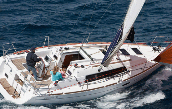 Whitsundays Yacht Charter: Oceanis 31 Monohull From $2,430/week 2 cabin/1 head sleeps 4