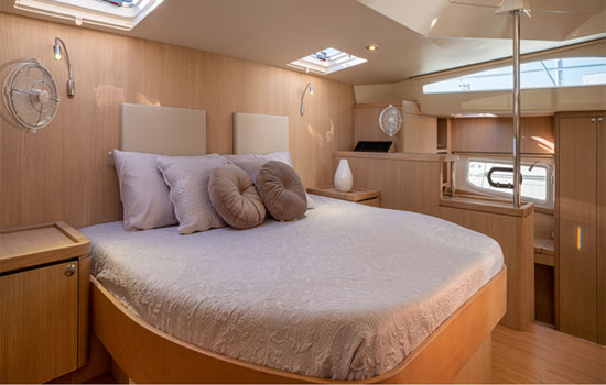 The Aquila 44 features 3 double cabins