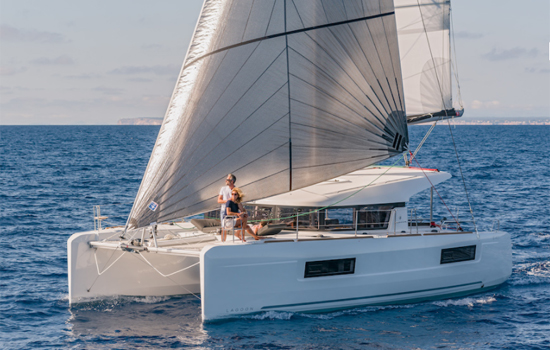 Sailing the beautiful Lagoon 400