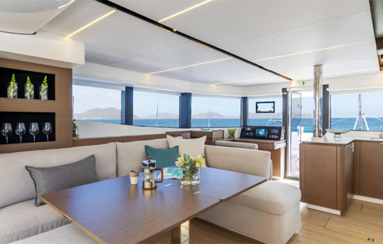 Leopard 5200 has a large salon with panoramic view