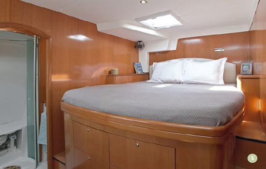 Spacious and confortable master cabin