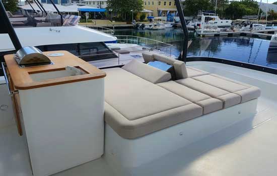 Enjoy the luxurious Motor Yacht 6