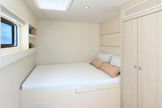 Island Spirit 525 E features 6 double cabins