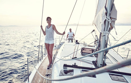 Enjoy your trip on board the Jeanneau 490