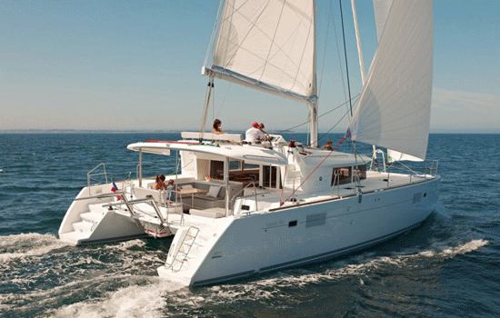 Sailing the Lagoon 450 flybridge