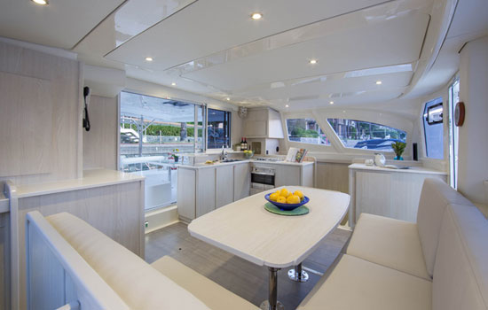Salon with ample seating of the Leopard 4400