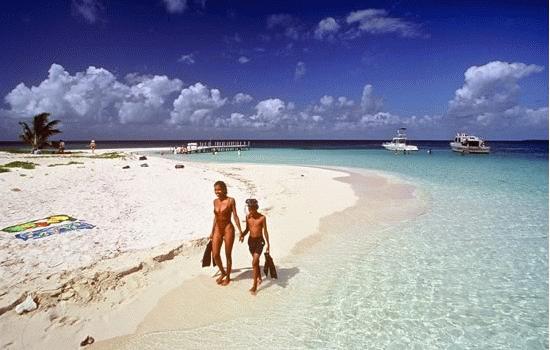 Idyllic beaches and turquoise waters at Goff's Key