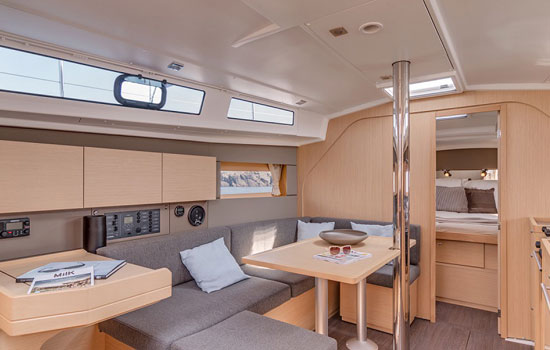 Comfortable salon of the Oceanis  38