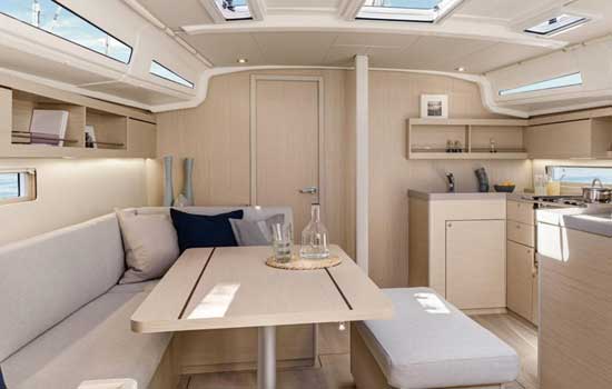 Spacious salon of the Oceanis 40.1