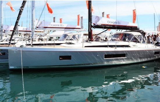 The Oceanis 51 on the water
