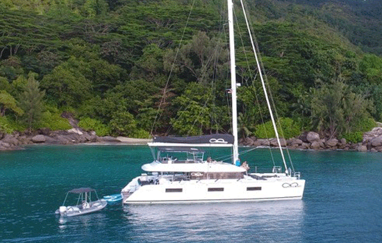 The lagoon 620 at anchor