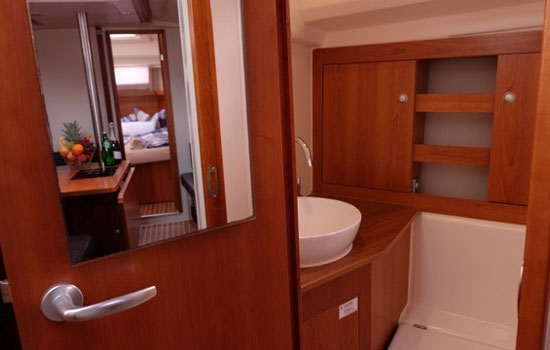 The Hanse 385 features 2 cabins