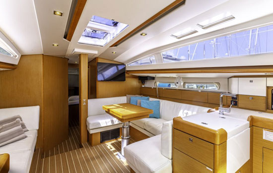 Salon of theJeanneau 44 DS