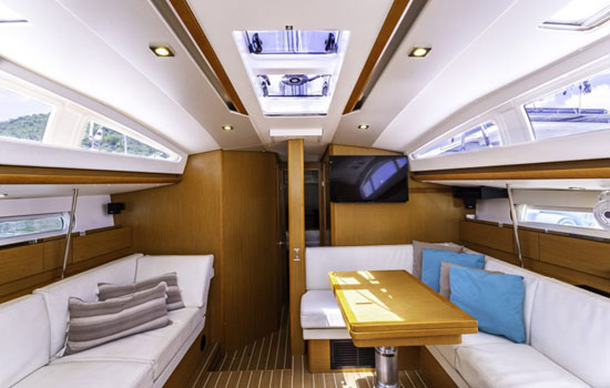 Salon of the Jeanneau 44 DS