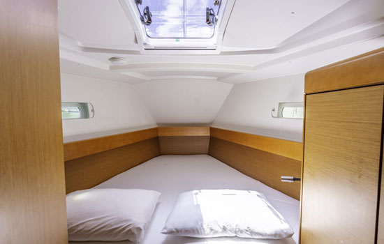 Jeanneau 44 DS features 3 double cabins