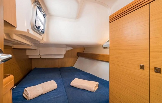 The  Jeanneau Sun Odysey 39i features 2 double cabins