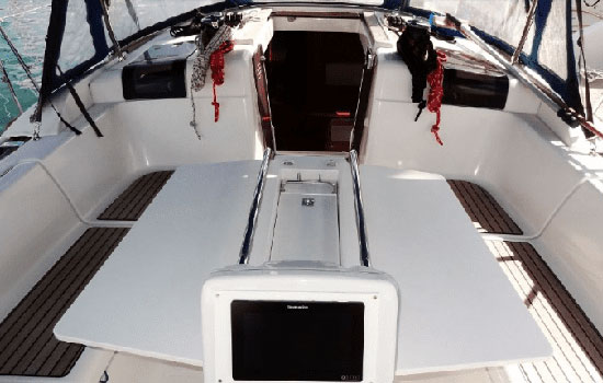 Cockpit of the Sun Odyssey 419