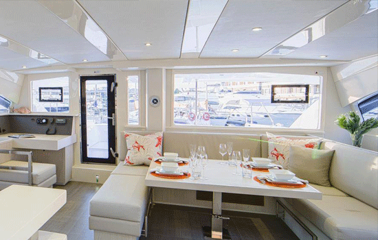 Salon with panoramic view of the Leopard 4800