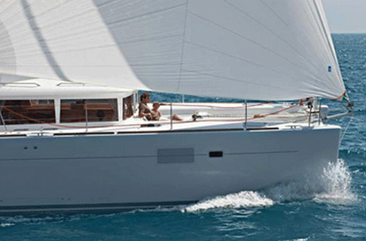 The lagoon 450 F at sea