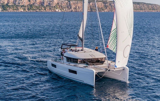 Sailing the beautiful Lagoon 400